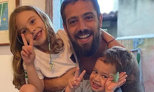 
				
					Rafael Cardoso não vê filhos: 'Preparo a comida e deixo na portaria'
				
				