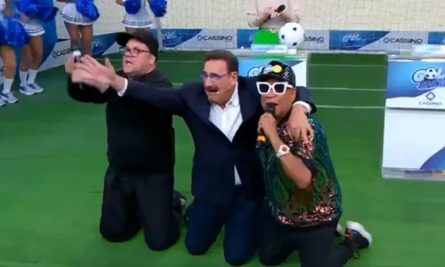 
					Ratinho agradece Daniela Beyruti de joelhos após demissão no SBT
				
				