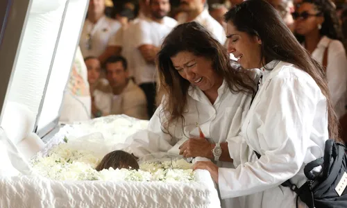 
					Ivete chora em despedida de Preta Gil e é amparada por Regina Casé
				
				