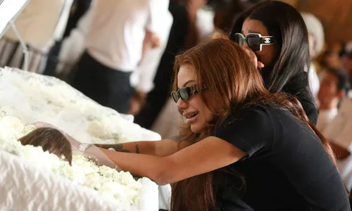 
					Regina Casé e Ludmilla choram e são amparadas em velório de Preta Gil
				
				