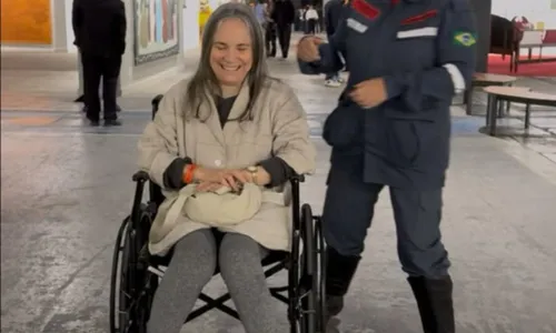 
					Regina Duarte deixa evento de cadeira de rodas e desabafa: 'Sofrendo'
				
				