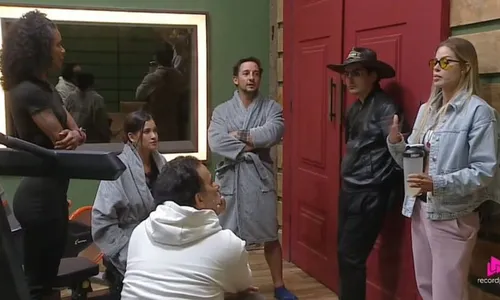 
					A Fazenda 17: Saory sela 'união estável' com Dudu Camargo e web detona
				
				