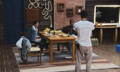 
					A Fazenda: Shia surta com Super Paiol e arma teoria com Bárbara Borges
				
				