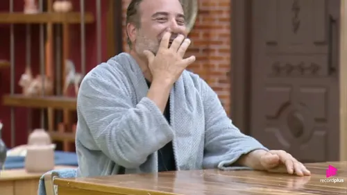 
					A Fazenda 17: Fabiano revela que perdeu a virgindade com amiga da mãe
				
				