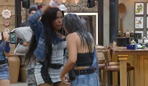 
					Resumo A Fazenda 17: festa tem brigas com Yoná e beijo para expulsão
				
				