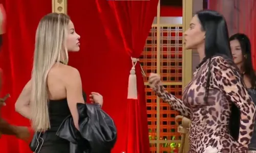 
					A Fazenda: Dudu e Saory debocham de Tamires após treta: 'Pirou de vez'
				
				