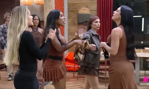 
					A Fazenda: Rayane briga com Carol e expõe que Gracyanne errou com Belo
				
				