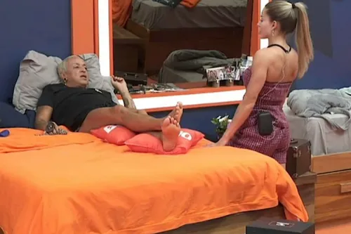 
					A Fazenda: Dudu e Saory têm 'lua de mel' e atiçam web: 'Fornicação'
				
				