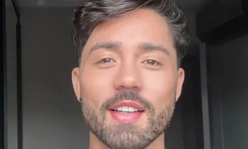 
					Rico Melquiades é desmascarado após aparecer com olhos azuis
				
				