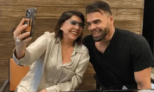 
					Roberta Miranda faz pedido aos fãs após assumir namorado de 24 anos
				
				