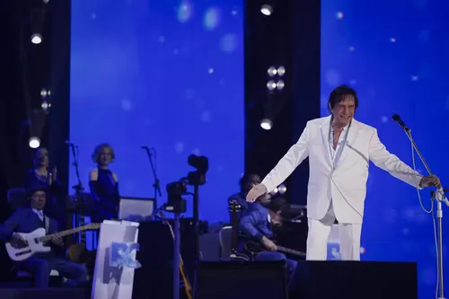 
					Equipe de Roberto Carlos se manifesta após susto em gravação
				
				