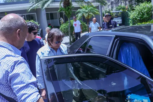 
					Roberto Carlos surge abatido no velório da irmã, Norma Braga; veja
				
				