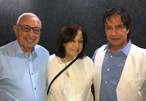 
					Roberto Carlos surge abatido no velório da irmã, Norma Braga; veja
				
				