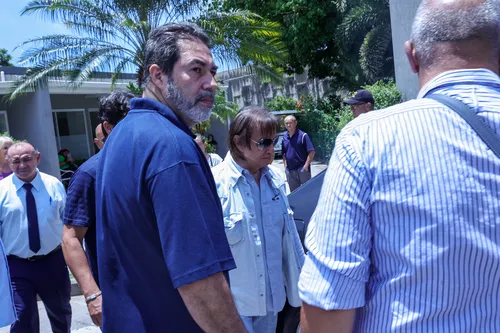 
					Roberto Carlos surge abatido no velório da irmã, Norma Braga; veja
				
				