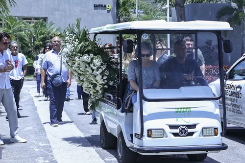 
					Roberto Carlos surge abatido no velório da irmã, Norma Braga; veja
				
				