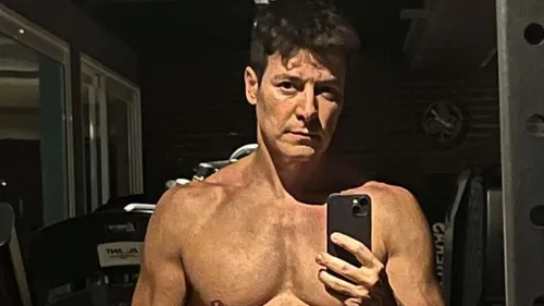 
					Rodrigo Faro surge de biquíni e exibe abdômen definido; VÍDEO
				
				