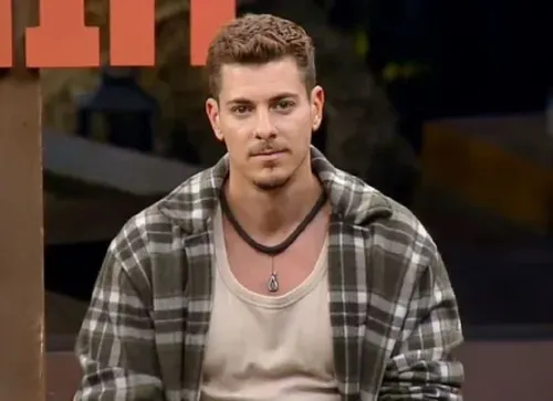 
					Sacha Bali revela beijo com Larissa Tomásia após ela 'se humilhar'
				
				