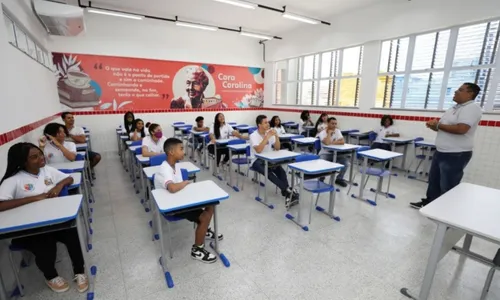 
					Servidores da Educação terão salário e 13º antecipados na Bahia
				
				