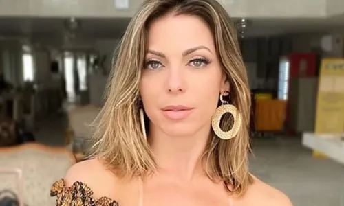 
					Sheila Mello aparece em faculdade e mostra novo 'relacionamento sério'
				
				