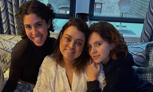 
				
					Sobrinha de Preta Gil é flagrada aos beijos com namorada
				
				