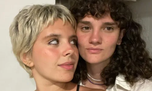 
				
					Sobrinha de Preta Gil é flagrada aos beijos com namorada
				
				