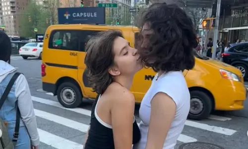 
				
					Sobrinha de Preta Gil é flagrada aos beijos com namorada
				
				