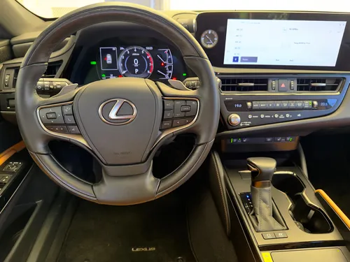 
					Sofisticação, suavidade e tecnologia híbrida: test drive do ES300h
				
				