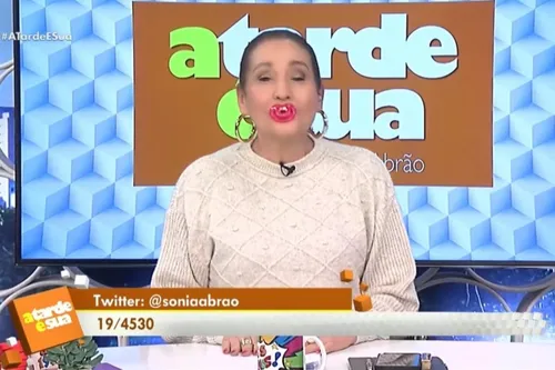 
					Sonia Abrão surpreende ao abrir programa chupando chupeta; VÍDEO
				
				