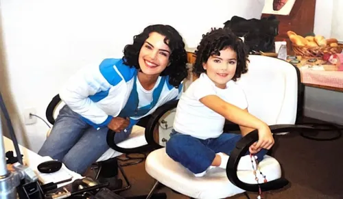 
				
					Sósia mirim de Ana Paula Arósio reaparece após 20 anos; veja fotos
				
				