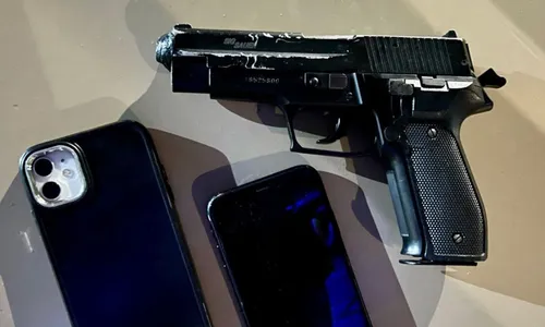 
				
					Suspeito de roubo é preso com réplica de arma em Salvador
				
				