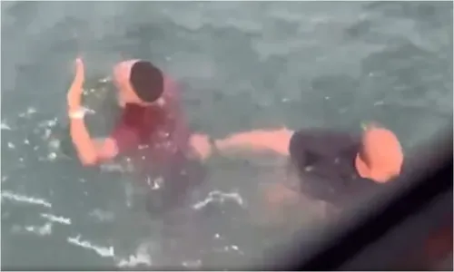   					Suspeito de tráfico de drogas é preso em alto mar de praia em Salvador  				  				