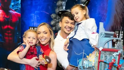 
					Tata Estaniecki quebra silêncio após separação de Júlio Cocielo
				
				