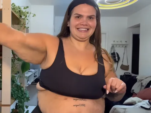 
					Thais Carla reclama de excesso de pele após perder 75 kg: 'Caiu tudo'
				
				