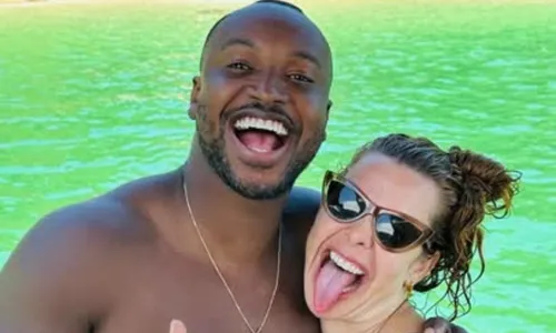 
				
					Fernanda Souza celebra aniversário com namorada em praia; FOTOS
				
				