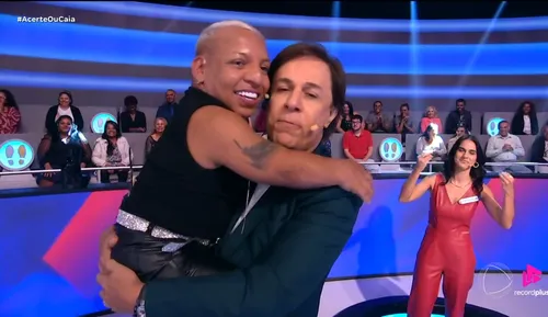 
					Tom Cavalcante beija Tokinho após derrota: 'Paramédicos resgataram'
				
				