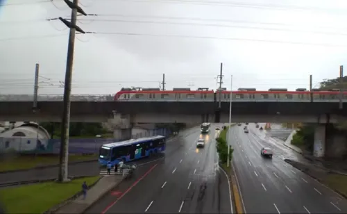 
				
					Trem do metrô fica parado em trilho após apresentar falha em Salvador
				
				