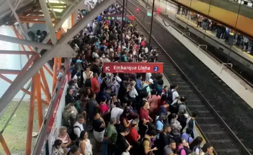 
				
					Trem do metrô fica parado em trilho após apresentar falha em Salvador
				
				