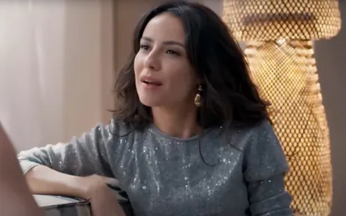 
					'Três Graças': Arminda se contorce e entrega pista do marido
				
				