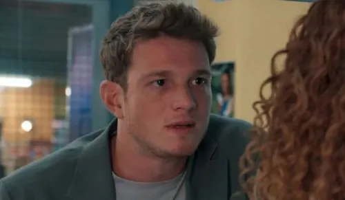 
					'Três Graças': Viviane faz revelação e reação de Leonardo surpreende
				
				