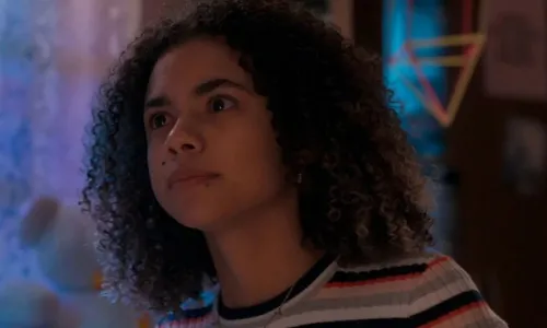 
					Três Graças: Joélly fica cara a cara com o pai e atitude surpreende
				
				