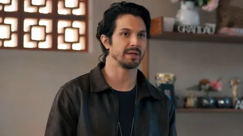 
					'Três Graças': passado de Ferette vem à tona e revela assassinato
				
				