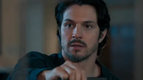 
					'Três Graças': Raul desaba após perder o pai e surge nas ruas drogado
				
				