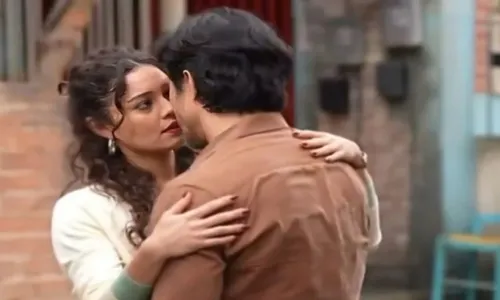 
					'Três Graças': primeira vez de Gerluce e Paulinho deixa clima quente
				
				