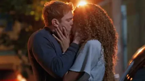 
					'Três Graças': primeira vez de Leonardo e Viviane vira paixão
				
				