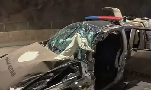 
					Três policiais militares sofrem acidente em túnel de Salvador
				
				