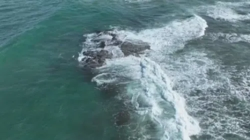 
					VÍDEO: homem se segura em pedras, mas é arrastado por ondas na Bahia
				
				