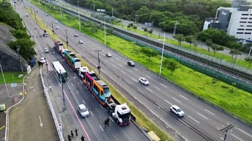 
					VLT apresenta trens; testes começam no início de 2026
				
				