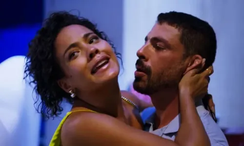   					Vale Tudo: César cai na farra com Fátima após enterro de Odete Roitman  				  				