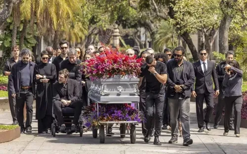   					Vale Tudo: César cai na farra com Fátima após enterro de Odete Roitman  				  				