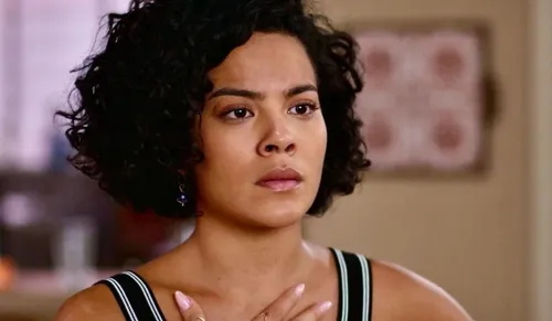 
					Bella Campos faz mudança radical no rosto e divide opiniões
				
				